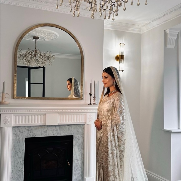 Art of Liza Ivory Bridal Sari with Veil & Readymade blouse - Picture 11 of 12